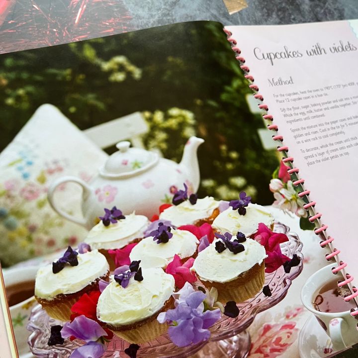 หนังสือสอนทำเบเกอรี่-igloo-gorgeous-and-girly-recipes-cupcake-book-for-girls-cookbook-cakes-homemade