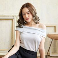 SISTA BOX LUCY OFF SHOULDER TOP - SILVER GREY เสื้อปาดไหล่ สีเทาเงิน