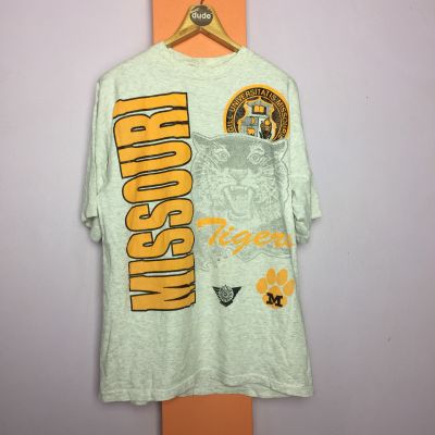 VTG GILL UNIVERSITATIS MISSOURIE TIGERS™️  TAG: FIRST 1 TEAM GRAPHICS 100%COTTON ไม่มีข้างเข็บเดี่ยวบนล่าง ตำหนิเปื้อนประปราย Size: 23”x30.5”  PRICE: 300.—THB