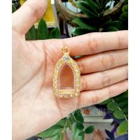 กรอบพระเงินชุบทองล้อมเพชร ใส่พระรอด [ กว้าง1.5*สูง2.7cm(ขนาดจอกระจก) ]