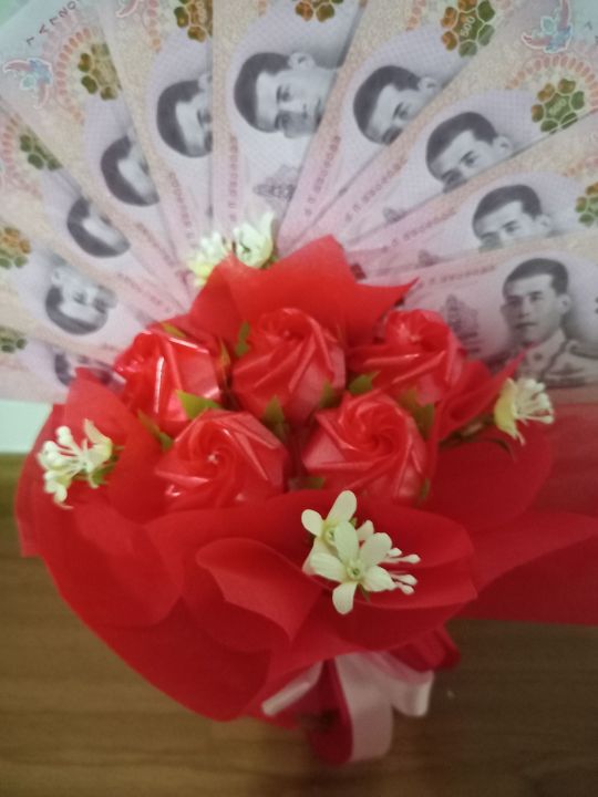 ช่อดอกไม้ใส่ธนบัตรกุหลาบสีแดง-ใส่ธนบัตรแบงก์500และ1000บาทจำนวน10ใบลูกค้าใส่ธนบัตร-ช่อดอกไม้วันรับปริญญา-ช่อดอกไม้วันพิเศษ-ช่อดอกไม้วันวาเลนไทน์