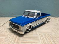 รถโมเดลเหล็ก 1972 CHEVY CHEYENNE รถกระบะสีน้ำเงินด้านข้างสีขาว สเกล 1 ต่อ 24