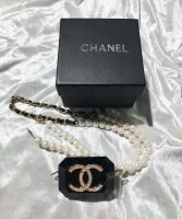 เคสกันรอย มาพร้อมสายสร้อยมุกเชื่อมด้วยสายโซ่ Chanel Airpods Case