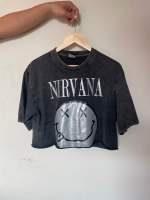 เสื้อครอปโอเวอร์ไซส์แขนล้ำคอกลมงานฟอกสกีน nirvana