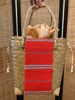 กระเป๋าสานกระจูดทรงถัง สีธรรมชาติ แต่งผ้าฝ้ายทอมือแท้สีแดง งานแฮนด์เมดทั้งใบ ซับในรูด
