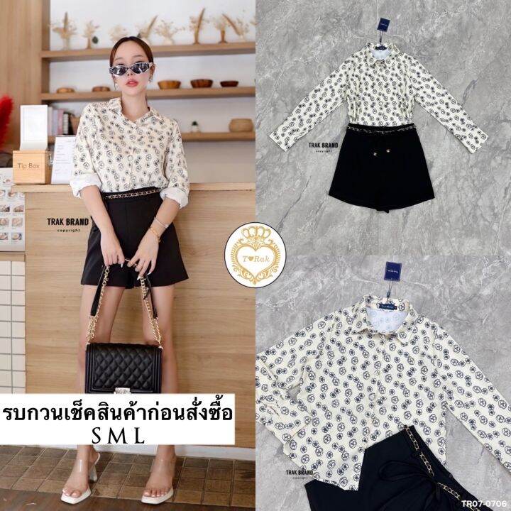 เซท-3-ชิ้น-เสื้อเชิ้ตแขนยาวคอปกกระดุมหน้าลายดอกไม้-มาพร้อมกางเกงขาสั้นสีดำ-แต่งด้วยโซ่ผูกเอวปลายชายแต่งลายโลโก้-งานสวย