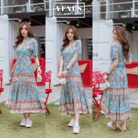 Flora MaxiDress แม๊กซี่เดรสพิมพ์ลายดอกไม้ คอวีมาพร้อมกับสายผูกเอวเข้าชุดกันนะคะ แม๊ทกับรองเท้าผ้าใบก็น่ารัก