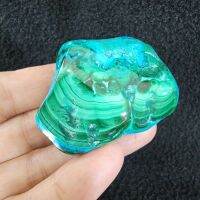 หินก้อนมาลาไคต์ในคริสโซโคลลา(Malachite in Chrysocolla)ยาว 4.7 ซม.กว้าง 4.4 ซม.หนา 2.9 ซม.น้ำหนัก 85.2 g.