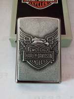 Zippo  HARLEY DAVIDSON emblem attached  20230 H-D iron  eagle   สีเงิน ผิวโครเมี่ยม  ติดพิณนูนจากโรงงาน  ของใหม่ไม่ผ่านการใช้งาน  มาพร้อมกล่อง  รับประกันของแท้