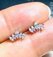 ?ราคา 1 ชิ้น จิวหูเพชรczเพชรทรงรีเรียงแถว5เม็ดขนาด 5x7 mm.น่ารักๆวัสดุสแตนเลสแท้เกรดเครื่องมือแพทย์316Lสำหรับผิวแพ้ง่าย ก้านใส่หูขนาด1.2mm.ยาว 6 mm. -ใส่อาบน้ำได้ ***รูปภาพถ่ายจากสินค้าจริง***