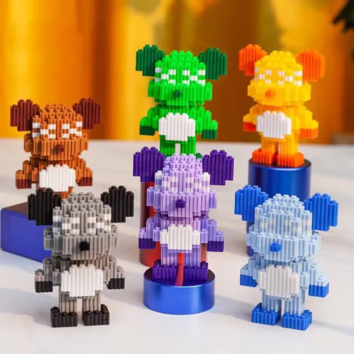 Bộ Đồ Chơi Lắp Ráp LEGO Bearbrick màu xanh và hồng size 10-12cm sẽ đem đến cho bạn và những đứa trẻ của bạn những giây phút thú vị và rất nhiều niềm vui. Với nhiều màu sắc và kiểu dáng đa dạng, bạn có thể tự tay lắp ráp nhiều loại Bearbrick đẹp mắt và độc đáo.