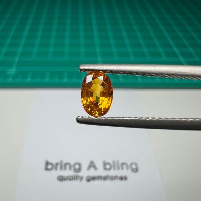 บุษราคัม (yellow sapphire) จากศรีลังกา  พลอยธรรมชาติ เผ่าเก่า น้ำหนัก 0.85 กรัต (6.2x4.3x3.1mm)