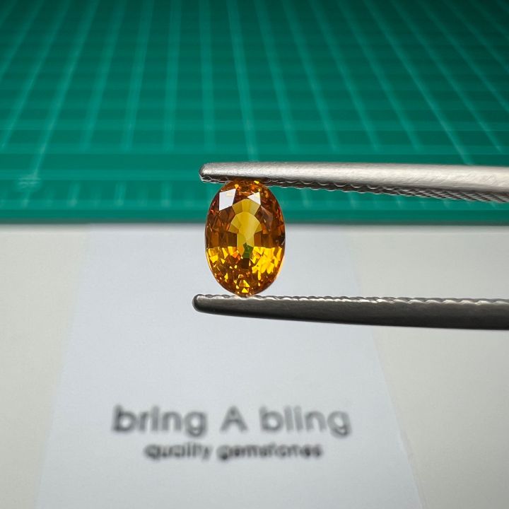 บุษราคัม-yellow-sapphire-จากศรีลังกา-พลอยธรรมชาติ-เผ่าเก่า-น้ำหนัก-0-85-กรัต-6-2x4-3x3-1mm