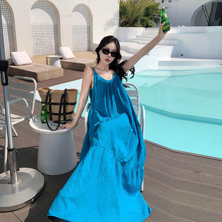 ชุดเดรสชายหาดใส่เที่ยวต้าหลี่ยูนนานสำหรับผู้หญิงชุดเดรสสายเดี่ยวทรงหลวมจับจีบสีฟ้าไคลน์สำหรับวันหยุดพักผ่อนริมทะเลซานย่าสำหรับฤดูร้อน