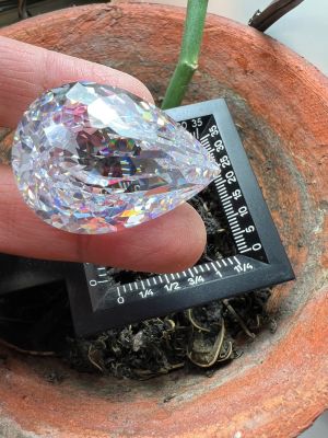 แพซ หิน สี WHITE 194 กะรัต (CZ CUBIC ZIRCONIA ) สี WHITE DIAMOND พลอย LAB MADE 100%. ราคา เป็น 1 เม็ด. พลอย ขนาด 37X36 MM มิล