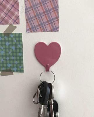 พร้อมส่ง ตะขอแขวนรูปหัวใจ สีชมพูคลาสสิค 1 ชุด มี 2 ชิ้น น่ารักมากค่ะ