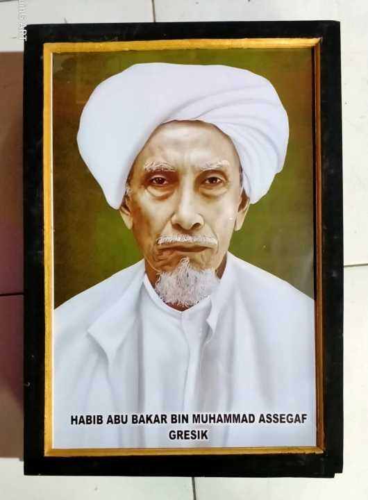 Hiasan Dinding Poster Habib Abu Bakar Bin Muhammad Assegaf Gresik Plus Bingkai Ukuran 53×35