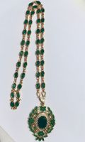 สร้อยคอพลอยหยกเขียว (สร้อยยาว 24 นิ้ว) พร้อมจี้ cz สีเขียวเข้าชุดกัน  Green jade Gemstone necklace ( necklace 24 inch long) with matching green colour cz pendant