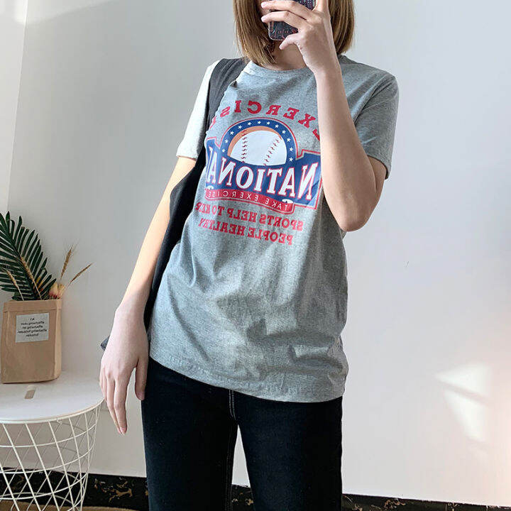 ชุดฤดูร้อนแบบใหม่ปี2021เสื้อยืดแขนสั้นพิมพ์ลายตัวอักษรภาษาอังกฤษ สไตล์เกาหลีไซส์ใหญ่ใส่แล้วดูผอมเพรียวแมทช์ลุคง่ายยอดนิยมสำหรับสาวอวบ200กก. | Lazada.co.th ชุดฤดูร้อนแบบใหม่ปี2021เสื้อยืดแขนสั้นพิมพ์ลายตัวอักษรภาษาอังกฤษ สไตล์เกาหลีไซส์ใหญ่ใส่แล้วดูผอมเพรียวแมทช์ลุคง่ายยอดนิยมสำหรับสาวอวบ200กก. | Lazada.Co.Th