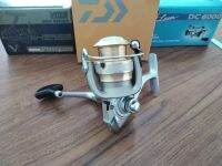 รอกสปินนิ่ง Daiwa SWEEPFIRE2500-2B รอกมือ1  (เป็นสินค้าที่ตั้งโชว์ อยู่ในตู้)