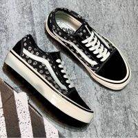 VANS OID SKOOI CIASSIC  ขาว-ดำ มีไซส์ 36—-44 รุ่นคลาสสิกในตำนานโดนใจวัยรุ่นสั่งซื้อวันนี้จัดส่งฟรีมีบริการเก็บเงินปลายทางรับประกันตรงปก 100%