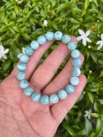 สร้อยหินลาริมาร์ ( Larimar ) สีฟ้าเหมือนอยู่ Caribbean Sea ลวดลายสวยงาม มีชื่อเรียกอีกอย่างว่า dolphin stone ? ขุดเจอได้จากที่เดียวคือ Dominican Republic เป็นหินที่ดูสงบ สบาย เหมือนมองน้ำทะเลสวยๆกระทบฝั่ง ใครชอบสีฟ้า ทะเล ความสดใสแนะนำเส้นนี้เลยค่ะ