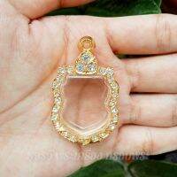 กรอบพระชุบทองฝังเพชร ทรงเสมา [ กว้าง2.4*สูง2.9cm(ขนาดจอกระจก) ] มีห่วงและยางรองแถมให้