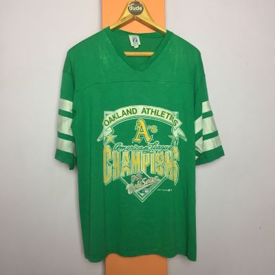 VTG OAKLAND ATHLETICS A’s AMERICAN LEAGUE CHAMPION LOGO7©️1988MLB  TAG: LOGO 7 INC MADE IN U.S.A. 50%cotton&amp;polyester ไม่มีข้างเข็บเดี่ยวบนเข็บคู่ล่าง ตำหนิ:  เฝดรอยเปื้อนรอยเปื้อนตามแขนด้ายชายเสื้อหลุด  Size: 22.5”x28” เเขน11”  PRICE: 200.—THB