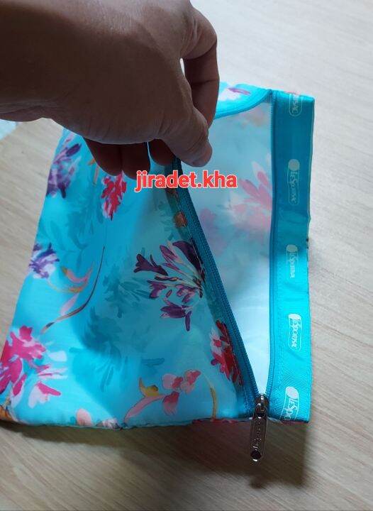 กระเป๋าผ้า-lesportsac-สีฟ้าสดใส-ขนาดกระเป่า-28-21-cm-มีซิปรูดปิดเปิด-บรรจุในแพ็คเก็ต-เป็นสินค้าใหม่-คัดมาจากโกดังสินค้าญี่ปุ่น