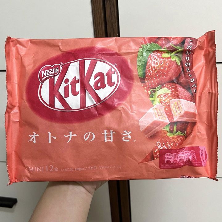 KitKat Strawberry Flavor คิทอคทรสสตรอว์เบอร์รี่