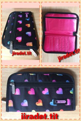 กระเป๋าสตางค์ LESPORTSAC แบบมีซิปรูดปิด-เปิดรอบใบ ขนาดกระเป๋า 13×22×2.5 cm. กระเป๋าสีดำลายหัวใจหลากสี สินค้าใหม่