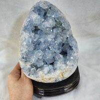 โพรงหินเซเลสไทต์ ผลึกหินเซเลสไทต์(Celestite)หรือหินเซเลสไทน์สูงพร้อมฐานไม้ 23 ซม.
หน้ากว้างพร้อมฐานไม้ 14.5 ซม.
หนาพร้อมฐานไม้ 12 ซม.
น้ำหนักพร้อมฐานไม้ 4.7 kg.