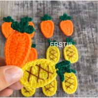 แพคละ 10 ชิ้น/ สัปปะรดถัก ?แครอทถัก Crochet carrot , Crochet pineapple ใช้ตกแต่งชิ้นงาน 5 cm.