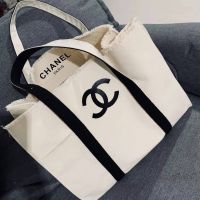 กระเป๋าผ้า CHANEL วัสดุผ้าดิบสีธรรมชาติ งานมีป้ายกระดาษ งานสวย ขนาด 36 x 14.5 x 29.5 cm 

✨