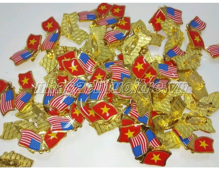 Huy hiệu lá cờ đôi: 
Huy hiệu lá cờ đôi của Việt Nam là biểu tượng tinh thần yêu nước và đoàn kết dân tộc. Năm 2024, huy hiệu lá cờ đôi đã trở thành niềm tự hào của người dân Việt Nam. Hình ảnh huy hiệu lá cờ đôi sẽ khiến bạn cảm thấy tự hào và lạc quan về tương lai.