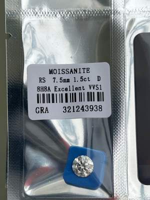 Round GRA certificate included weight 1.50 carats Moissanite Diamond โมซาไนท์ เพชร โมอีส มี ใบเซอร์ะอยู่ในซีน มี ตัวเลขเลเซอร์ ยู่ในเพชร size 7.50mm