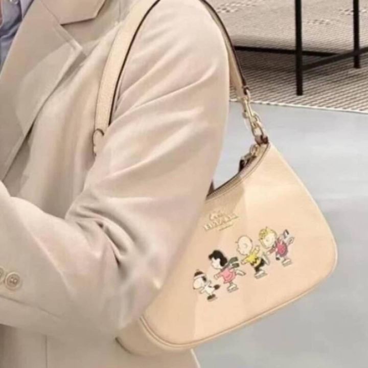 ของแท้100-กระเป๋าสะพาย-coach-x-peanuts-teri-shoulder-bag-with-snoopy-and-friends-motif-coach-ce861