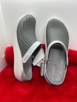 รองเท้าcrocs มีหลายสี ลูกค้ากำลังสนใจขายดีมากใส่สบายนิ่มเท้าขายราคาถูกถูกลดราคา 80% ในลาน