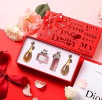 (red ribbon)Gife set น้ำหอม dior  ประกอบด้วยน้ำหอม ขนาด 5 ml 4 ขวด ♦️Dior Jadore 5ml ♦️Dior Jadore Eau de Toilette 5ml ♦️Dior Addict Eau Fraiche 5ml ♦️Dior Miss Dior Cherie Blooming Bouquet 5ml  (red ribbon)มาพร้อมกล่องกระดาษ ผูกโบว์ + ถุงแบรนด์