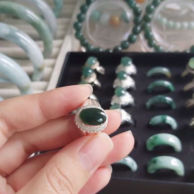 แหวนหยก หยกพม่าแท้ หยกเจไดต์ไซส์ผู้ผู้หญิงเนื้อสีเขียวมีใบเซอร์ของแท้ไม่มีตำหนิ Jadeite jade (Type A)