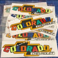 ?สติกเกอร์สะท้อนแสง คำว่า COLORADO เป็นงานตัดคอมสลับสีๆ ติดข้างท้ายกระบะ CHEVROLET ( ขนาด8.5×30cm) ราคาแพ็คคู่ 2ชิ้น