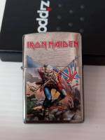 ZIPPO   IRON MAIDEN   29432   สีเงิน ผิวโครเมี่ยมขัดด้าน  ลายแบบสกรีน   ของใหม่ไม่ผ่านการใช้งาน  มาพร้อมกล่อง  รับประกันของแท้