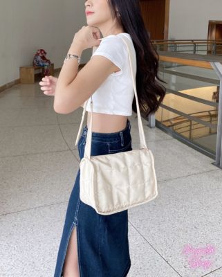 พร้อมส่งในไทย | กระเป๋ากระเป๋าผ้าไนลอนบุนวม Moneta Fluffy Crossbody Bag นุ่มนิ่ม กระเป๋าแบบสะพายสุดฮิต กระเป๋าสะพายพาดข้างลำตัว กระเป๋าสะพายข้างผู้หญิง ผ้าหนา ทนทาน จุของได้เยอะ By Moneta