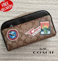 กระเป๋าสตางค์ COACH OVERNIGHT TRAVEL KIT IN SIGNATURE CANVAS WITH TRAVEL PATCHES ออก Shop USA รับประกันของแท้ 100%