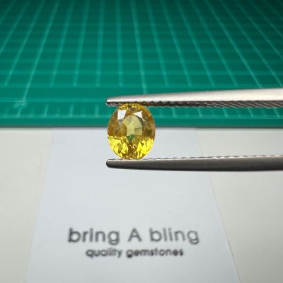 บุษราคัม (yellow sapphire) จากศรีลังกา  พลอยธรรมชาติ เผ่าเก่า น้ำหนัก 1.15 กรัต (6.2x5.2x3.8mm)