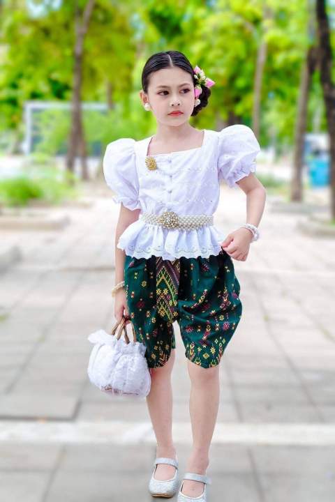 ชุดไทยโจงกระเบน-เสื้อแขนตุ๊กตาคอเหลี่ยม-น่ารักมากๆค่ะ