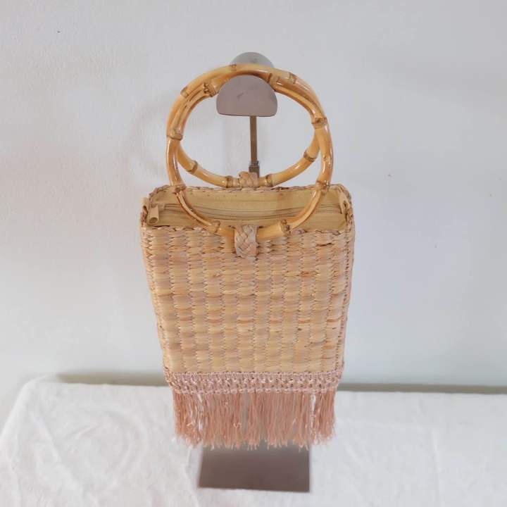 กระเป๋าทรงกล่อง-หูจับไม้ไผ่แท้-แต่งพู่ญี่ปุ่นพริ้วสวย