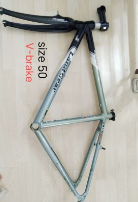 เฟรมอลูมิเนียม จักรยาน  LAND GEAR ทัวร์ริ่ง V-BRAKE size 50 (เหมาะกับความสูง 164-178) ใช้กับวงล้อ700 ตระเกียบ หน้า carbon สภาพสวย99% ไม่บุบไม่ร้าว สี2K เดิมๆ