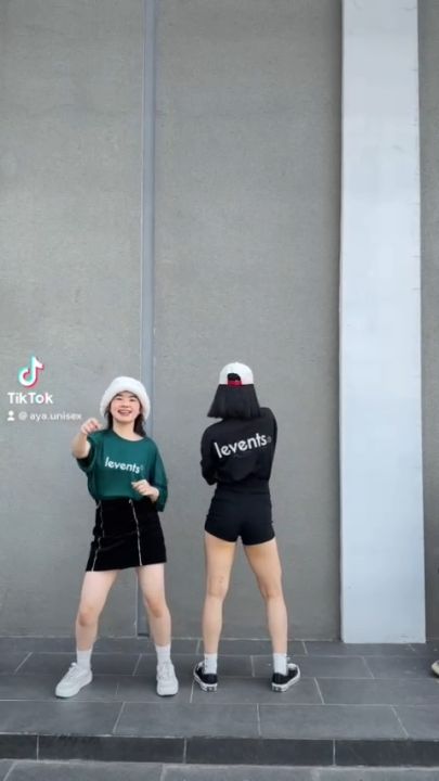Bạn là fan của phong cách Hàn Quốc? Hãy để áo thun LEVENTS LOGO giúp bạn giải tỏa đam mê của mình. Với những kiểu dáng trẻ trung, năng động, bạn sẽ tự tin và cuốn hút hơn trong mọi hoạt động.