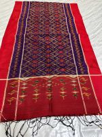 PJ013ผ้าคลุมไหล่เชิงแดง  ผืนขนาดกลาง  50  x170 cm    ผ้าไหมแท้ 100  %  ทอยกดอก 4 ตะกอ ผ้าไหมนาโพธิ์  ผ้าไหมบุรีรัมย์
